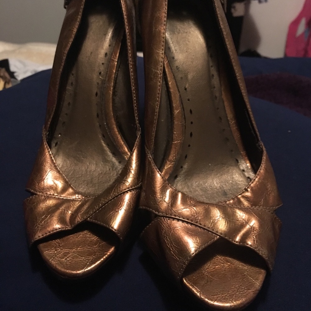 Dark gold size 8w heels ankle strap with pica-boo